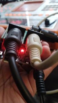 Montaje del Arduino alternativo energizado de forma autónoma con los cables MIDI conectados Montaje del Arduino alternativo energizado de forma autónoma con los cables MIDI conectados