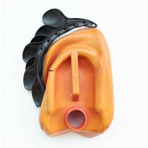 Ensamblaje contemporáneo con reciclaje Romuald Hazoumè Ensamblaje contemporáneo con reciclaje Romuald Hazoumè